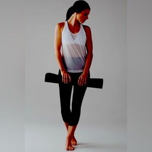Lululemon Women’s 6 Revitalize Tank Top Gray Built In White Bra S LW1AI5SX1